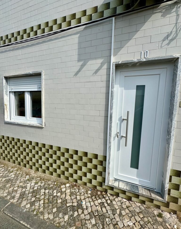 Obra de caixilharia em PVC da Windoor no sotavento algarvio
