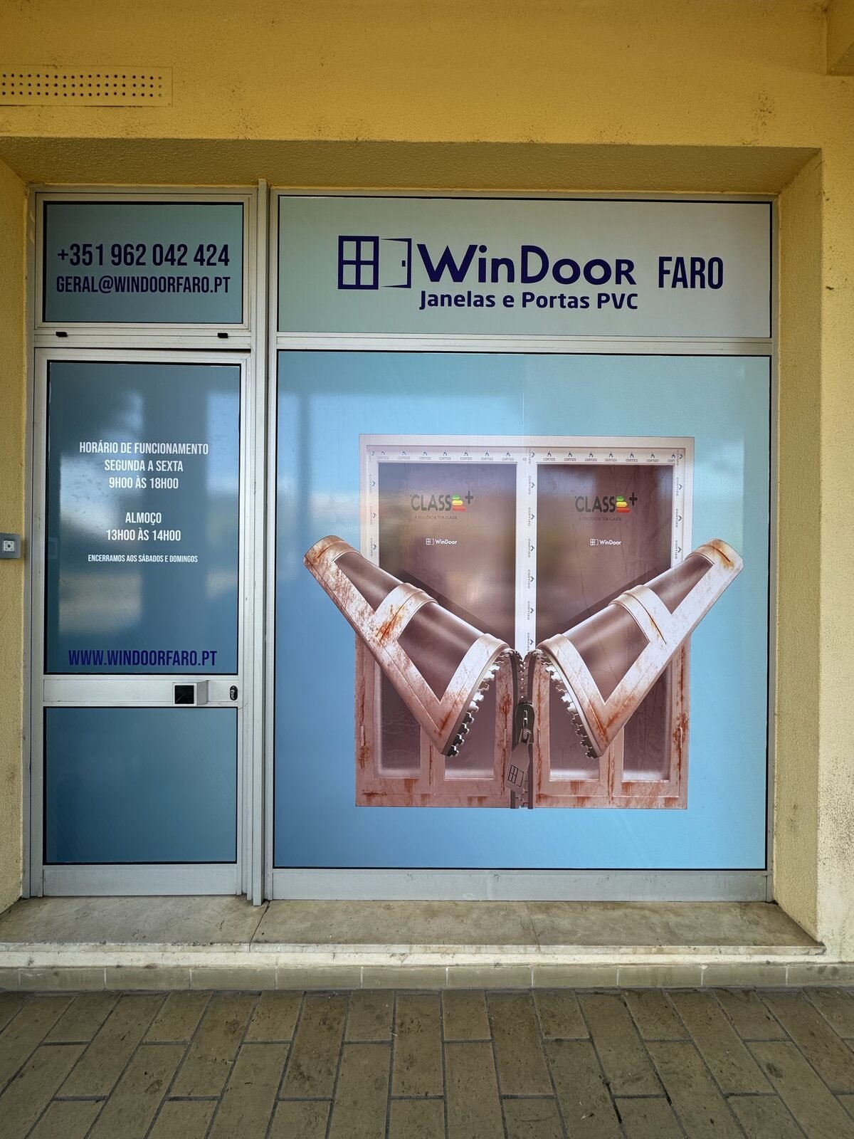 Montra da loja Windoor Faro, com o nome e o telefone na fachada